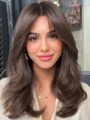 Lange Full Lace Echthaarperücke in Dunkelbraun – Voluminöse Layer mit natürlichem Mittelscheitel