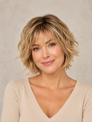 Maschinengefertigte Echthaarperücke Damen 100% Remy Echthaar – Stufiger Wavy Bob in Honigblond Balayage mit Fransigem Pony, Voluminös & Natürlich