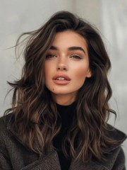 Lace Front Echthaar Perücke – Natürliche lange Wellen in Braun für Damen