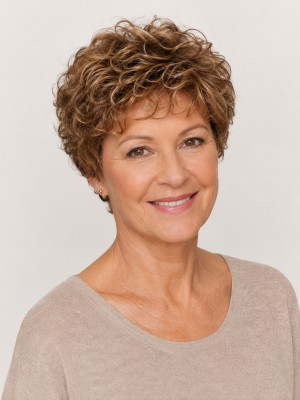 8 Zoll Kastanienbraune Curly-Pixie Echthaarperücke für Damen mit Karamell-Highlights – Maschinell Gefertigt