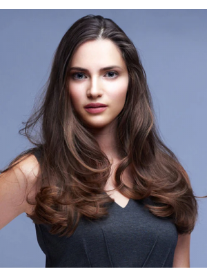 Verleihen Sie Ihrem Look Eleganz und Natürlichkeit mit unserer luxuriösen Vorderlace-Echthaarperücke. 