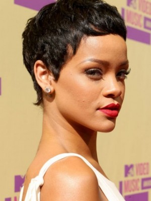 Rihanna Kurz Schimmernde Kappenlose Synthetische Perücke