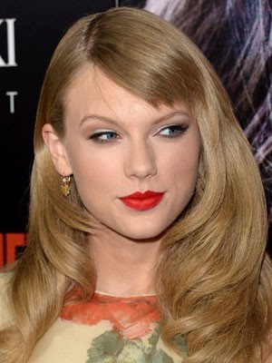 Natürliche Taylor Swift Frisur Wellige Perücke