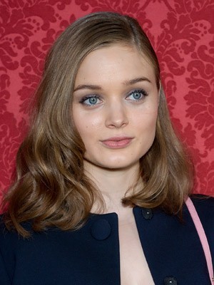 Beeindruckende Bella Heathcote Frisur Spitzefront Perücke