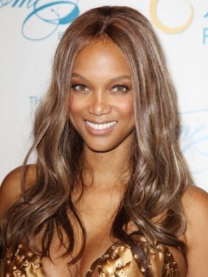 Schimmernde Tyra Banks Wellig Spitzefront Echthaar Perücke