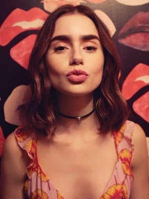 Natürlich Wellig Spitzefront Kunsthaar Lily Collins Perücke